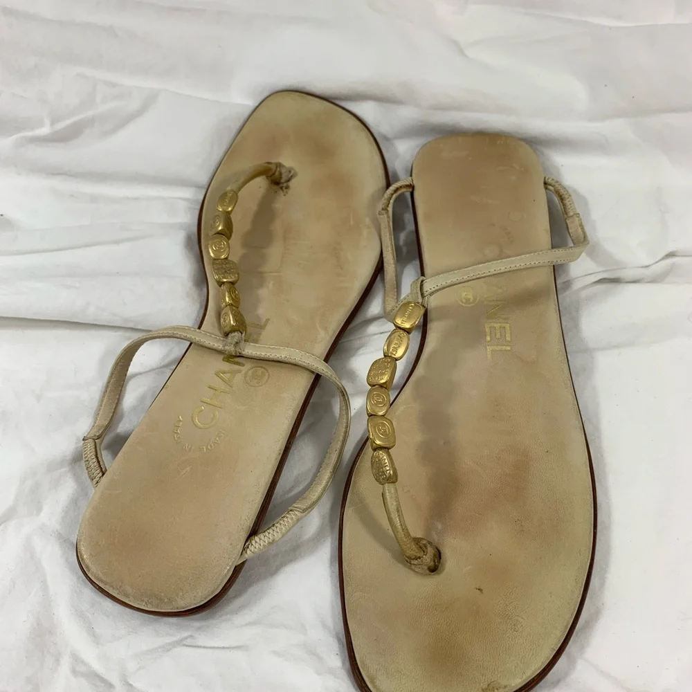 Vintage ladies CHANEL beige leather thongs sandals with logo 38 8 - Picture 10 of 13